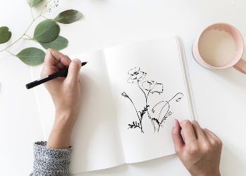 Woman drawing flowers on a diary | Free Photo - rawpixel