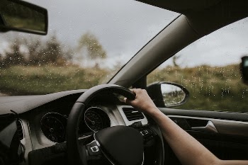 Woman driving a car with hand | Free Photo - rawpixel