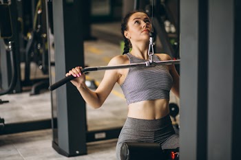 Woman exercising at the gym by herself Free Photo