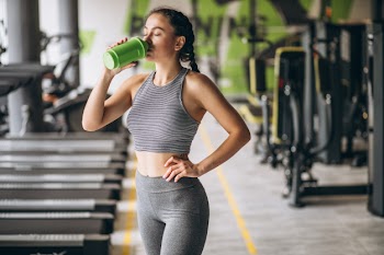 Woman exercising at the gym by herself Free Photo