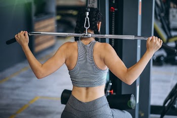 Woman exercising at the gym by herself Free Photo