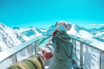 woman facing backwards near mountains