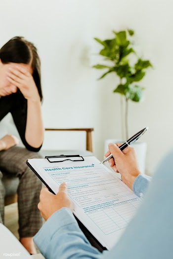 Woman filling out health care insurance form mockup during the coronav.. | Free  psd mockup - 2313429