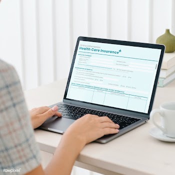 Woman filling out health care insurance form on a laptop mockup during.. | Free  psd mockup - 2312923