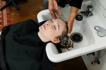Woman getting a hair wash at a beauty salon  | Free stock photo | High Resolution image