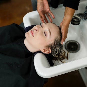 Woman getting a hair wash at a beauty salon  | Free stock photo | High Resolution image
