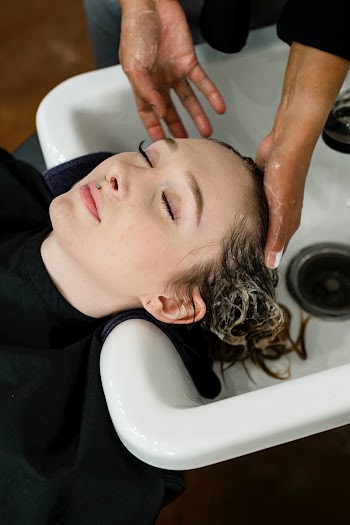 Woman getting a hair wash at a beauty salon  | Free stock photo | High Resolution image