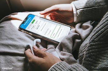 Woman getting a refund for a flight cancellation on a mobile phone moc.. | Free  psd mockup - 2313662