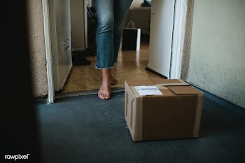 Woman getting her package from the front door during the coronavirus p.. | Free  photo - 2327660