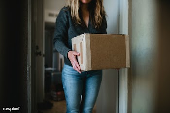 Woman getting her package from the front door during the coronavirus p.. | Free  photo - 2327666