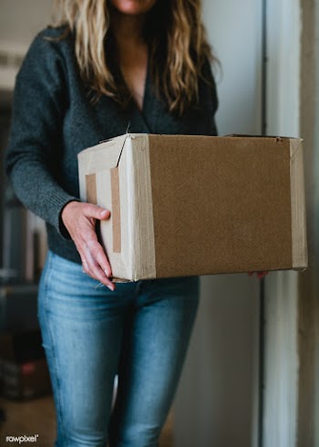 Woman getting her package from the front door during the coronavirus p.. | Free  photo - 2328710