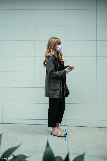 Woman having social distancing while line up during coronavirus pandem.. | Free  photo - 2311397