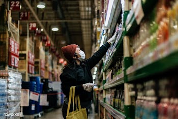 Woman hoarding food during coronavirus pandemic | Free  photo - 2290760
