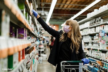 Woman hoarding food during coronavirus pandemic | Free  photo - 2308925