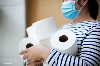 Woman hoarding toilet paper  | Free  photo - 2300358