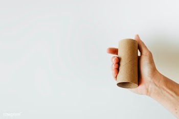 Woman holding an empty toilet paper roll during coronavirus pandemic | Free  photo - 2311490