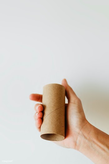 Woman holding an empty toilet paper roll during coronavirus pandemic | Free  photo - 2311491