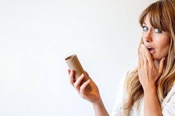 Woman holding an empty toilet paper roll during coronavirus pandemic | Free  photo - 2311494