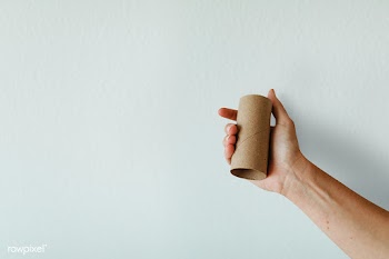Woman holding an empty toilet paper roll during coronavirus pandemic m.. | Free  psd mockup - 2311309