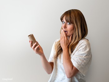 Woman holding an empty toilet paper roll during coronavirus pandemic m.. | Free  psd mockup - 2311318