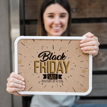 Woman holding frame mockup with black friday concept Free Psd