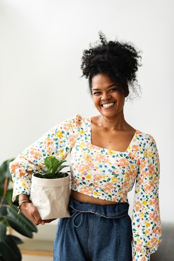 Woman holding houseplant in paper bag | Free stock photo | High Resolution image