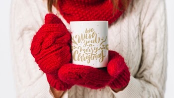 Woman holding mug mockup with christmas concept Free Psd