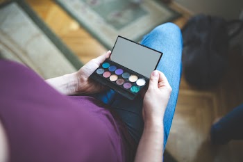 Woman holding the box with eyeshadows