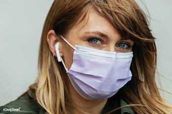 Woman in a face mask listening to music  during coronavirus pandemic | Free  photo - 2310786