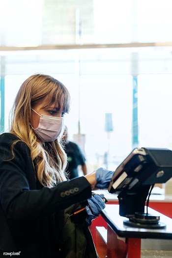 Woman in a face mask wearing latex gloves while purchasing at a self-c.. | Free  photo - 2315461