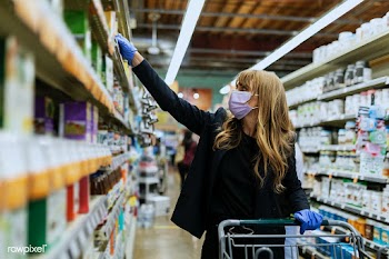 Woman in a face mask wearing latex gloves while shopping in a supermar.. | Free  photo - 2310777