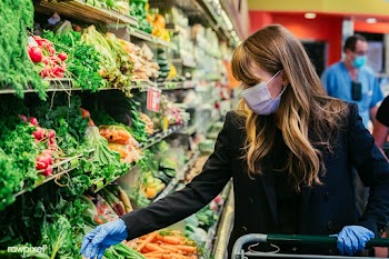 Woman in a face mask wearing latex gloves while shopping in a supermar.. | Free  photo - 2311366