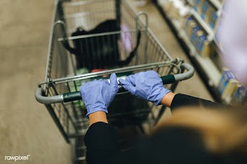 Woman in a face mask wearing latex gloves while shopping in a supermar.. | Free  photo - 2311552