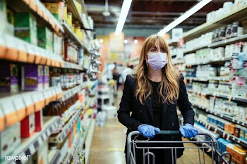 Woman in a face mask wearing latex gloves while shopping in a supermar.. | Free  photo - 2311751