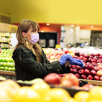 Woman in a face mask wearing latex gloves while shopping in a supermar.. | Free  photo - 2315501