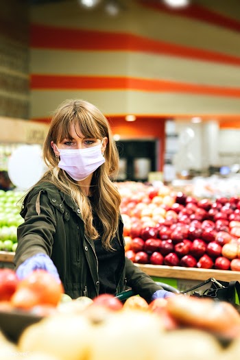Woman in a face mask wearing latex gloves while shopping in a supermar.. | Free  photo - 2315502