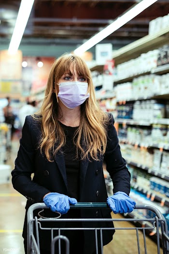 Woman in a face mask wearing latex gloves while shopping in a supermar.. | Free  photo - 2315507