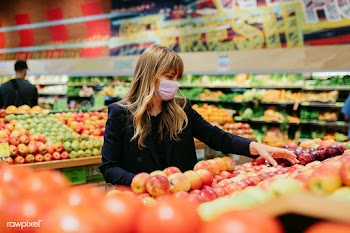 Woman in a face mask while shopping in a supermarket during coronaviru.. | Free  photo - 2311959