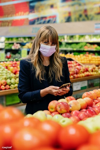 Woman in a face mask while shopping in a supermarket during coronaviru.. | Free  photo - 2315509