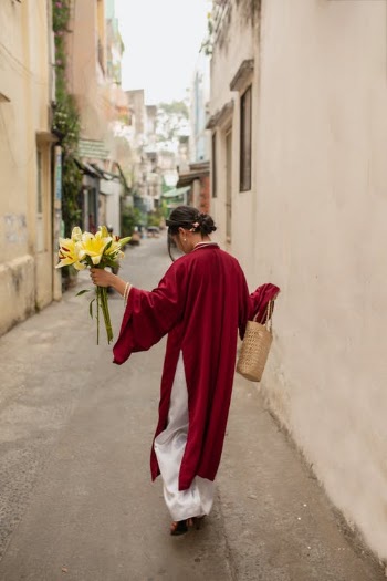 Woman in Alleyway · Free Stock Photo