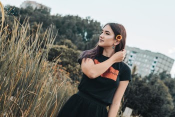 Woman in Black and Red Short-sleeved Shirt