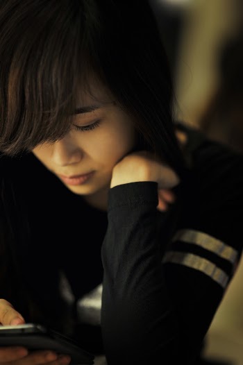 Woman in Black Long-sleeved Shirt Holding Smartphone on Selective Focus Photography