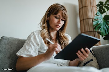 Woman in pyjamas working at home during coronavirus outbreak  | Free  photo - 2308861