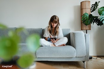 Woman in pyjamas working at home during coronavirus outbreak  | Free  photo - 2308921