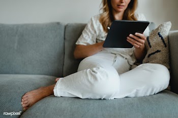 Woman in pyjamas working at home during coronavirus outbreak  | Free  photo - 2308991