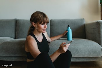 Woman in sportswear using her mobile phone during the coronavirus quar.. | Free  photo - 2327688