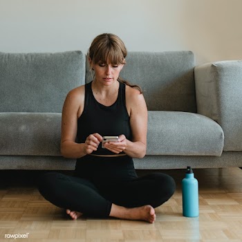Woman in sportswear using her mobile phone during the coronavirus quar.. | Free  photo - 2328546