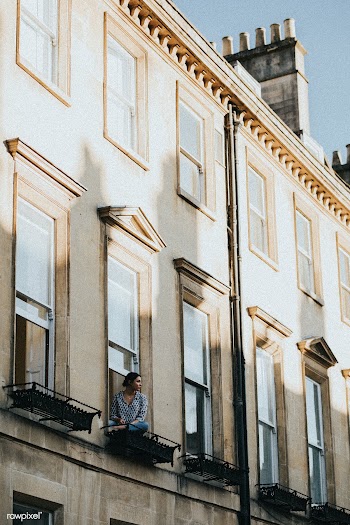 Woman in the window of her apartment during self quarantine due to the.. | Free  photo - 2332446