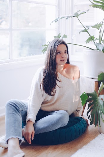 Woman in White Boat-neck Long-sleeved Shirt