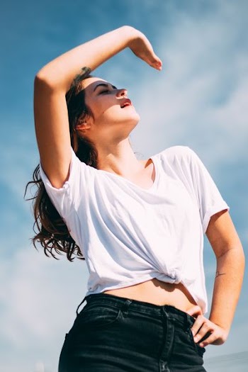 woman in white scoop-neck t-shirt